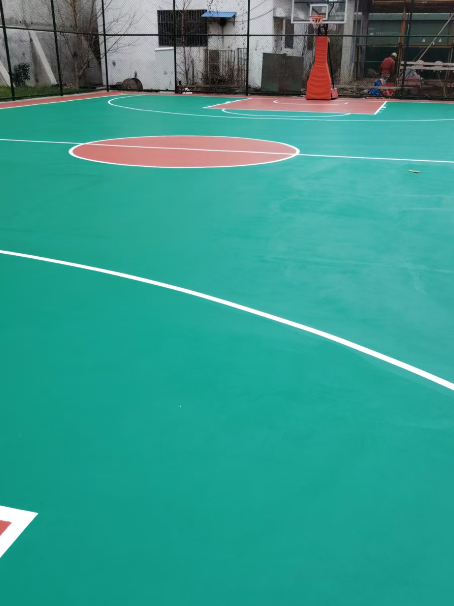 叠彩 球场长期使用易出现地面开裂